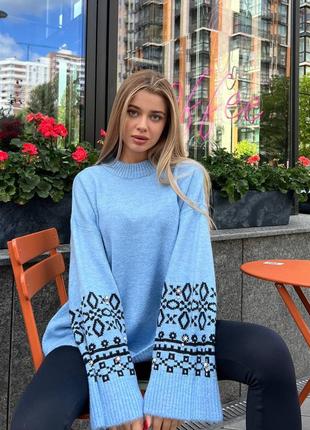 Шикарний светр з вишивкою на рукавах