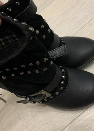 Сапожки на каблуке черные