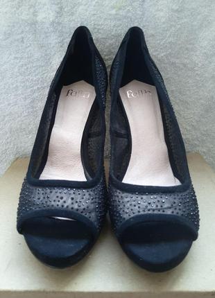Жіночі чорні замшеві босоніжки шикарні, блискучі туфлі на підборах фотосесія на середню повноту ноги6 фото