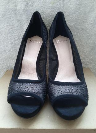 Жіночі чорні замшеві босоніжки шикарні, блискучі туфлі на підборах фотосесія на середню повноту ноги2 фото