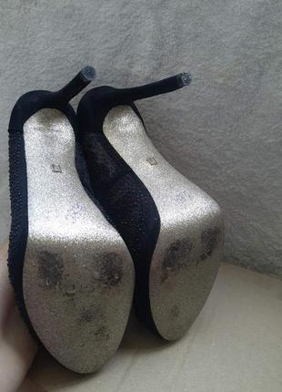 Жіночі чорні замшеві босоніжки шикарні, блискучі туфлі на підборах фотосесія на середню повноту ноги7 фото