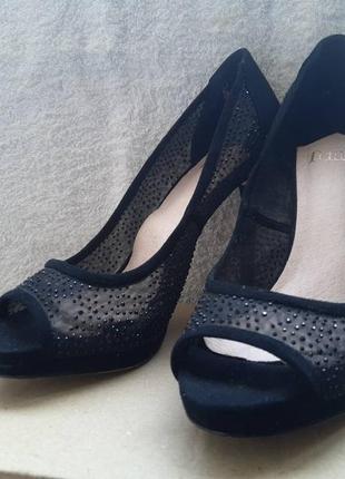 Жіночі чорні замшеві босоніжки шикарні, блискучі туфлі на підборах фотосесія на середню повноту ноги8 фото