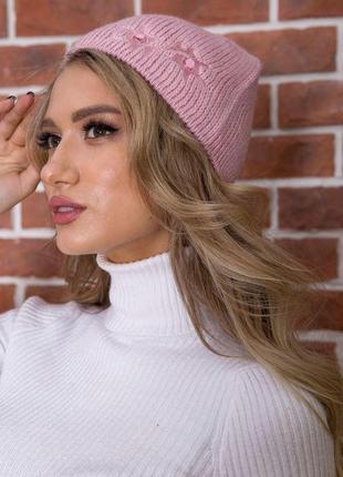 Жіноча однотонна шапка рожевого кольору з вишивкою 167r7786