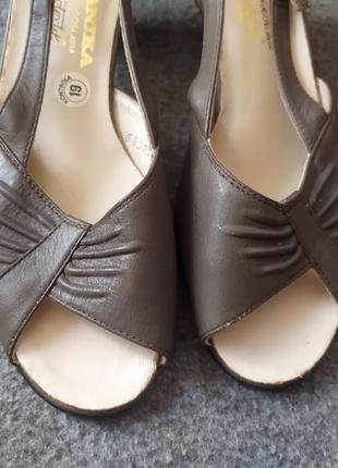 Винтажные новые кожаные босоножки. югославия