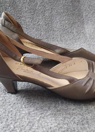 Винтажные новые кожаные босоножки. югославия