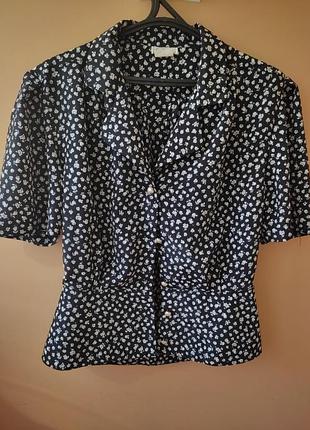 Черная блуза с белым цветочным принтом