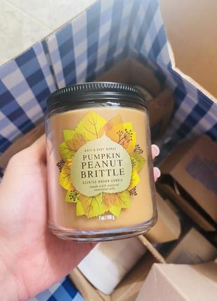 Парфумована свічка pumpkin peanut brittle bath and body works