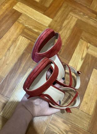 Красные замшевые босоножки на устойчивом каблуке3 фото
