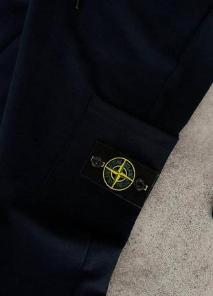 Мужские темно-синие спортивные штаны stone island темно-сині спортивні штани stone island3 фото