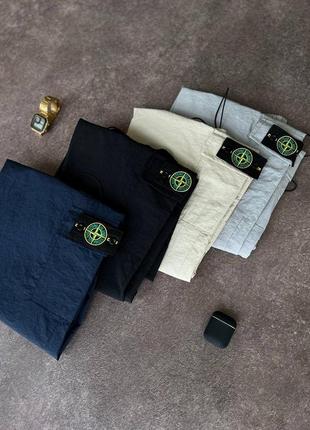 Мужские темно-синие штаны брюки карго с патчем stone island темно-сині чоловічі брюки карго stone island4 фото