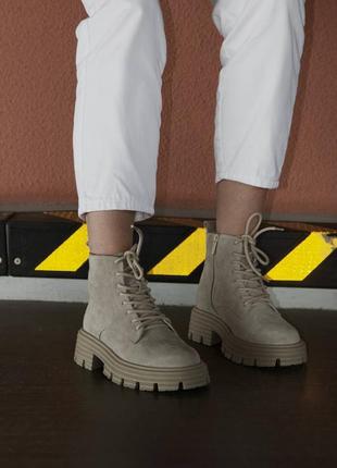 Замшевые бежевые ботинки на шнуровке демисезонные