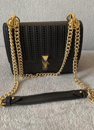 Сумочка Lagerfelds Fendi collection took a more modern stance than