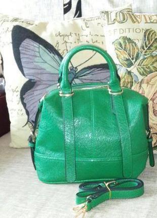 Сочная зелёная небольшая сумка на коротких ручках и ремешком с золотой фурнитурой.