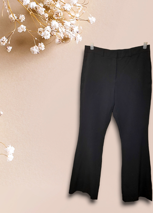 Женские брюки расширены к низу в состоянии новых