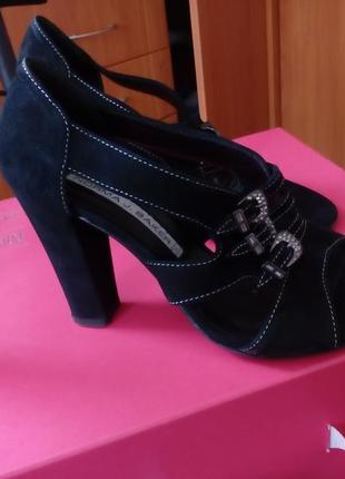 Красивые открытые туфли.