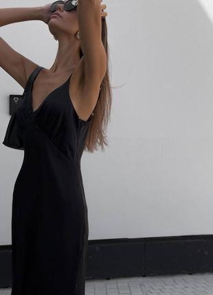 Платье миди шелковое однотонное на брителях с вырезом в зоне декольте качественная стильная черная3 фото