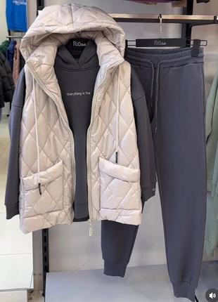 Костюм жіночий оверсайз на флісі жилетка з кишенями на блискавці з капішоном штани джогери на високій посадці худі з капішоном оливковий графітовий2 фото