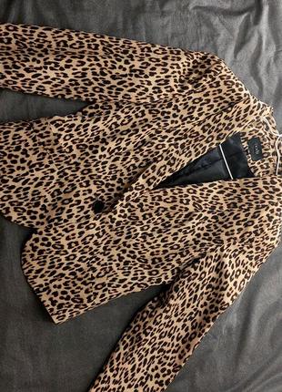 Укороченный пиджак с тигринным принтом2 фото
