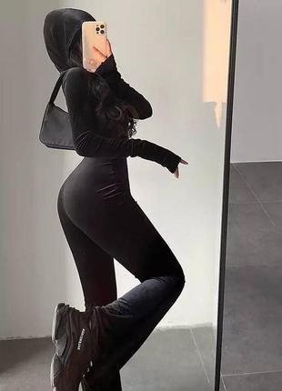 Комбінезон жіночий чорний однотонний велюровий теплий стильний на довгий рукав з капішоном на блискавці з вирізами для пальців якісний2 фото