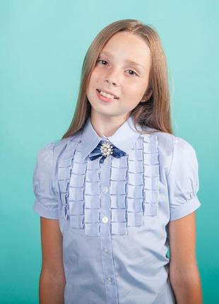 Школьная блузка  с декором рюшами-плиссе мод. 5178к голубая1 фото