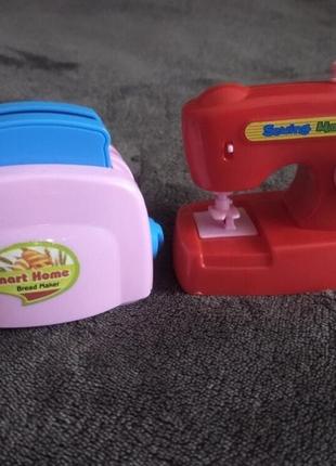 Набор игрушечной техники, тостер и швейная машинка, в кукольный домик