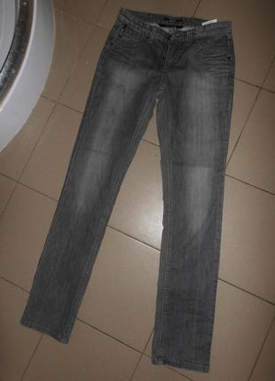 Серые джинсы