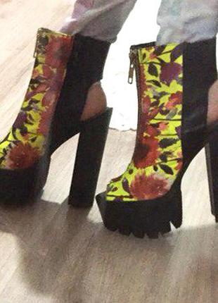 Модні літні черевички-босоніжки