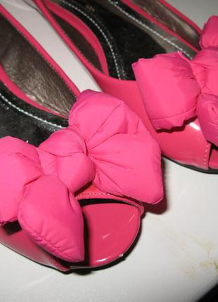 Розовые лаковые балетки с бантом с открытым носом2 фото