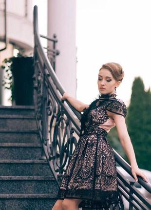 Шикарну мереживну сукню / шикарна мереживна сукня