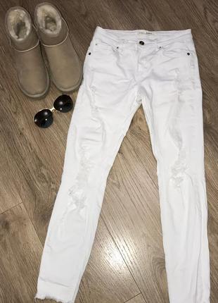 Идеально белые джинсы скинни stradivarius