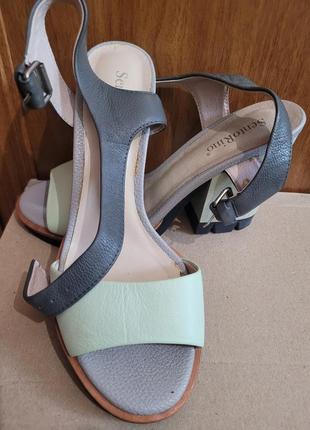 Кожаные босоножки