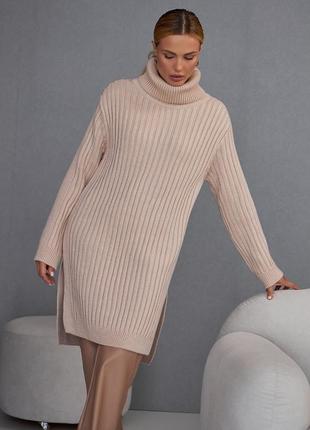 Теплое вязаное платье-туника жемчужного цвета с воротом. модель 2519 trikobakh2 фото