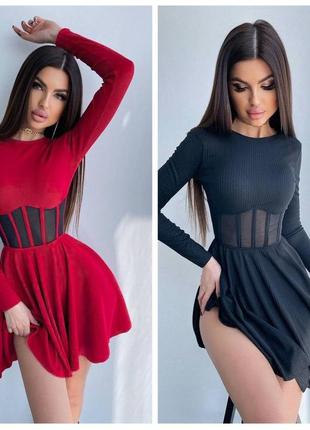 Приталена сукня з імітацією корсету. дуже красиво підкреслює талію.