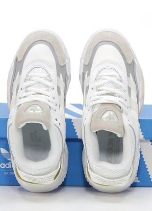 Женские кроссовки белые с бежевым adidas niteball ии8 фото