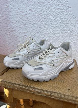 Білі масивні кросівки7 фото