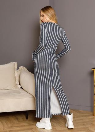 Серое ангоровое полосатое платье макси длины