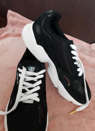 Adidas женские кроссовки 40 г.