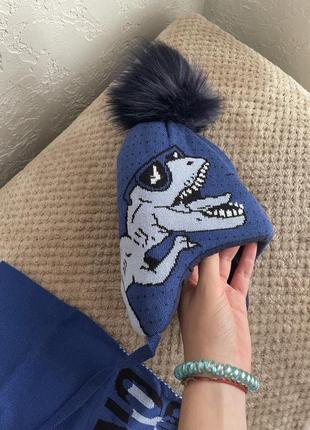 Комплект шапка с шарфом набор синяя шапка с помпоном динозавр для мальчика зимняя 46-48 размер3 фото