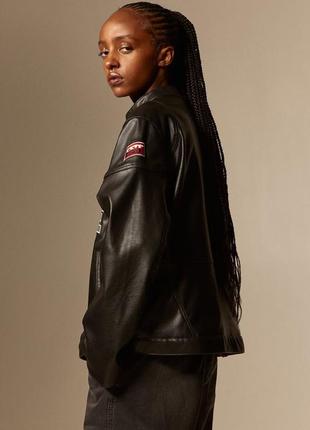 Куртка гонщика з аплікаціями та принтами спереду та на рукавах