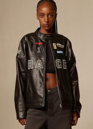 Куртка гонщика з аплікаціями та принтами спереду та на рукавах