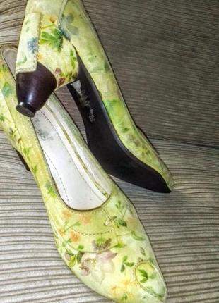 Шикарні дизайнерські замшеві туфлі бренду tiggers розмір 39 (25,5 см)1 фото