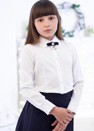 Біла шкільна класична блузка з брошкою мод. 4001 р. 122