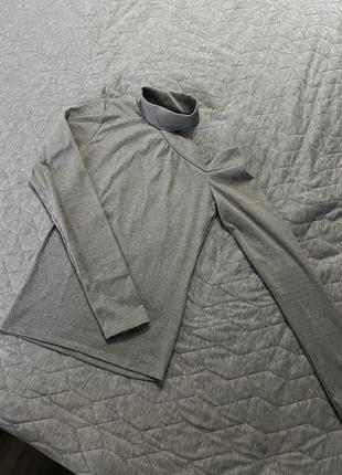 Серый гольф с красивым вырезом