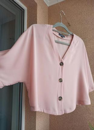 Красивая стильная укороченная блуза свободного силуэта пудрового цвета