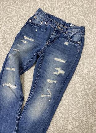 Брендовые джинсы на мальчика с разрезами3 фото