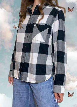 Черно-белая базовая рубашка в клетку