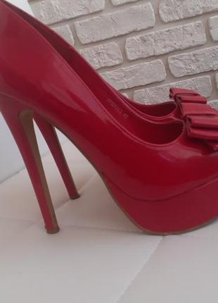 Червоні лакові туфлі t.taccardi