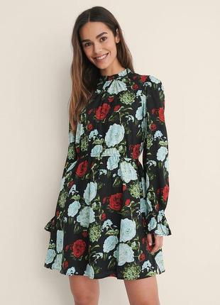 Платье в цветы na-kd