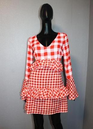 Стильное короткое красное платье в клетку с рюшами и открытой спиной. баварский стиль s3 фото
