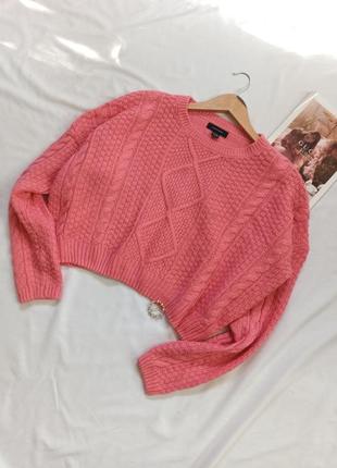 Объемный розовый укороченный свитер с косами